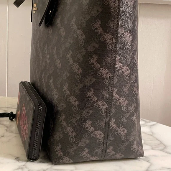 Reversible horse & carriage Tote & wallet set - Picture 4 of 9